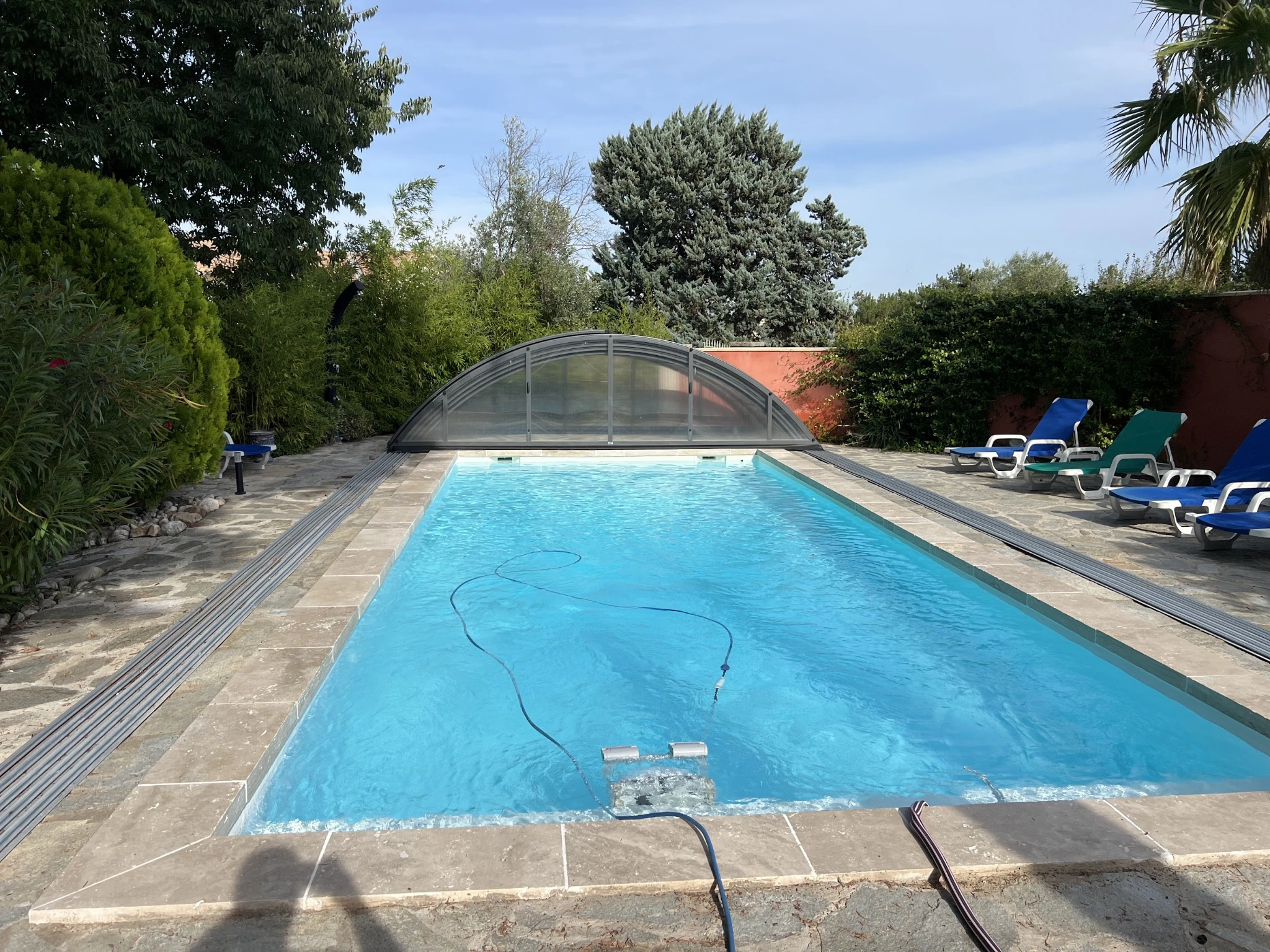 Vue d’ensemble de la piscine et des terrasses à Uzès